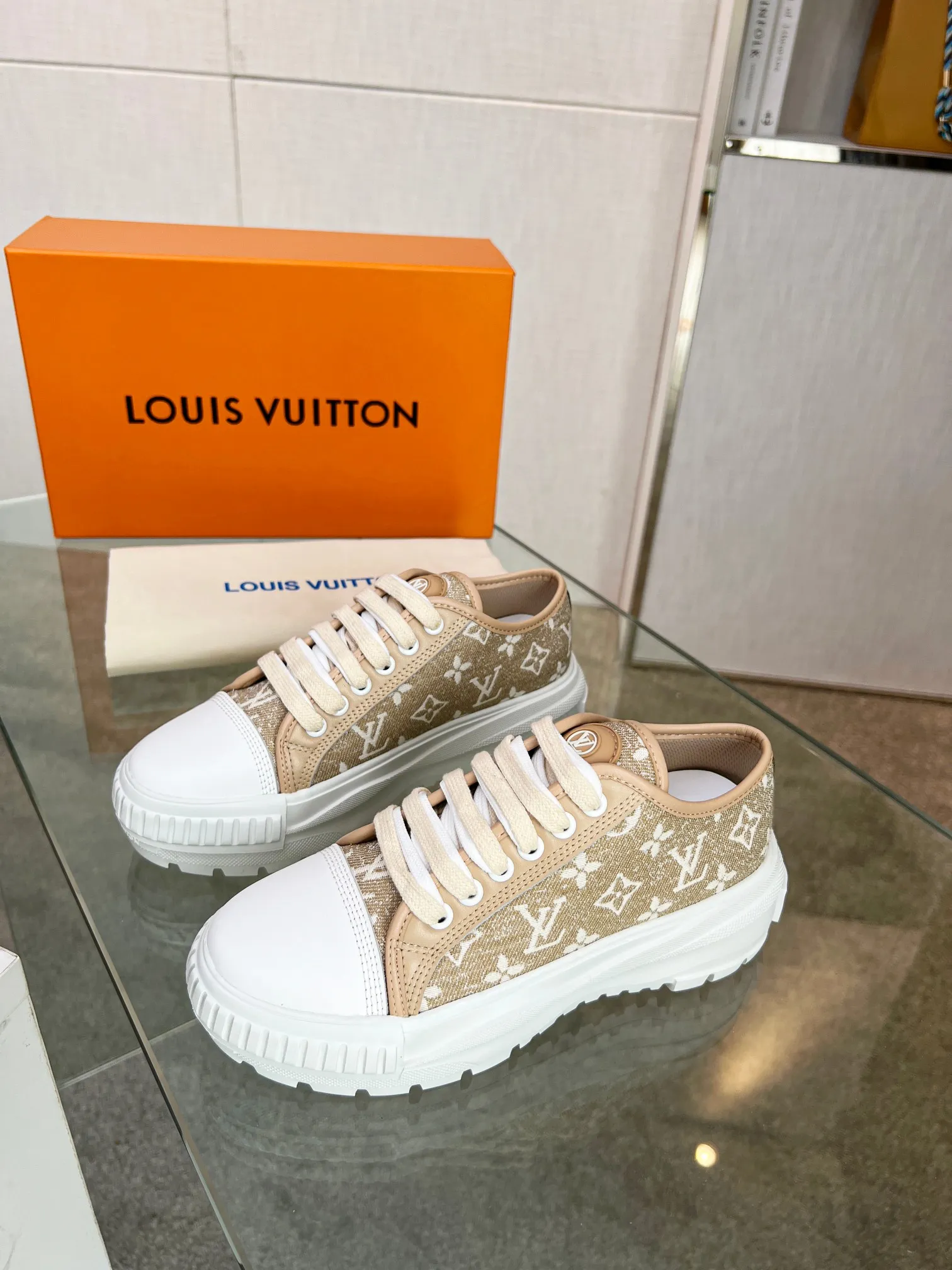 👟👟Ex-factory price 440👟👟 This LV Squad sneaker is made of Monogram denim to stretch out the midsummer comfort. The same color leather outlines the edges, the rubber LV Circle logo embellishes the tongue, and the thick yet lightweight rubber outsole upgrades the comfort again. Yardage: 35-41.